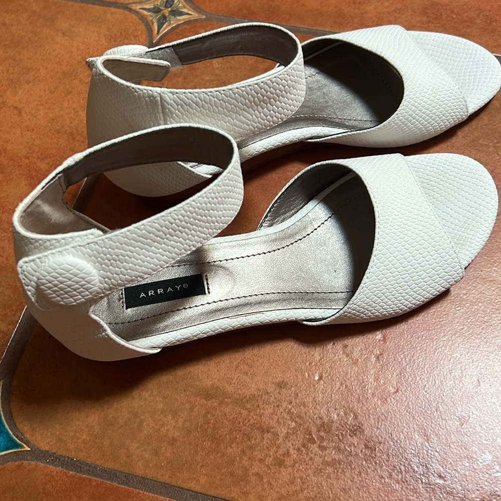 NWOB Array Peep toes strap ankles white/ off white leather sandal 7.5N - Picture 2 of 4